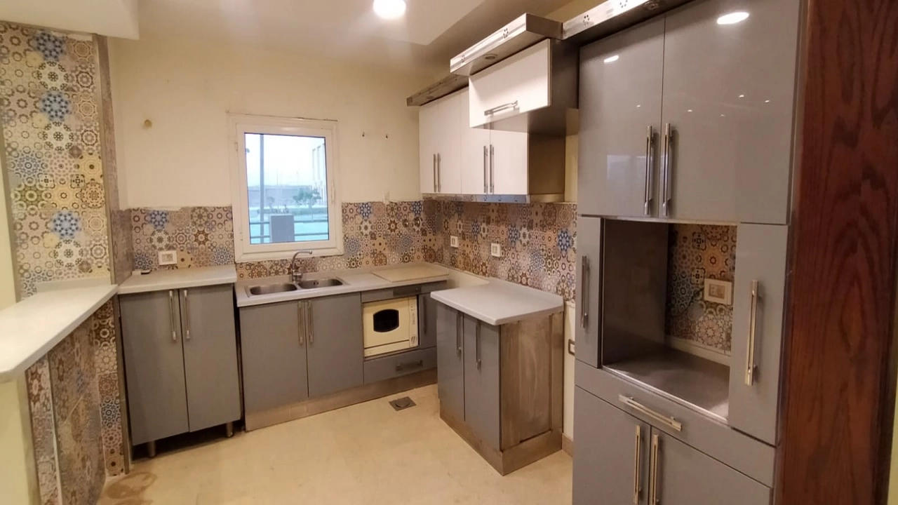 شقة للايجار نصف مفروش في كمبوند في التجمع 4 غرف نوم و4 حمام وريسبشن 4 قطع ومطبخ