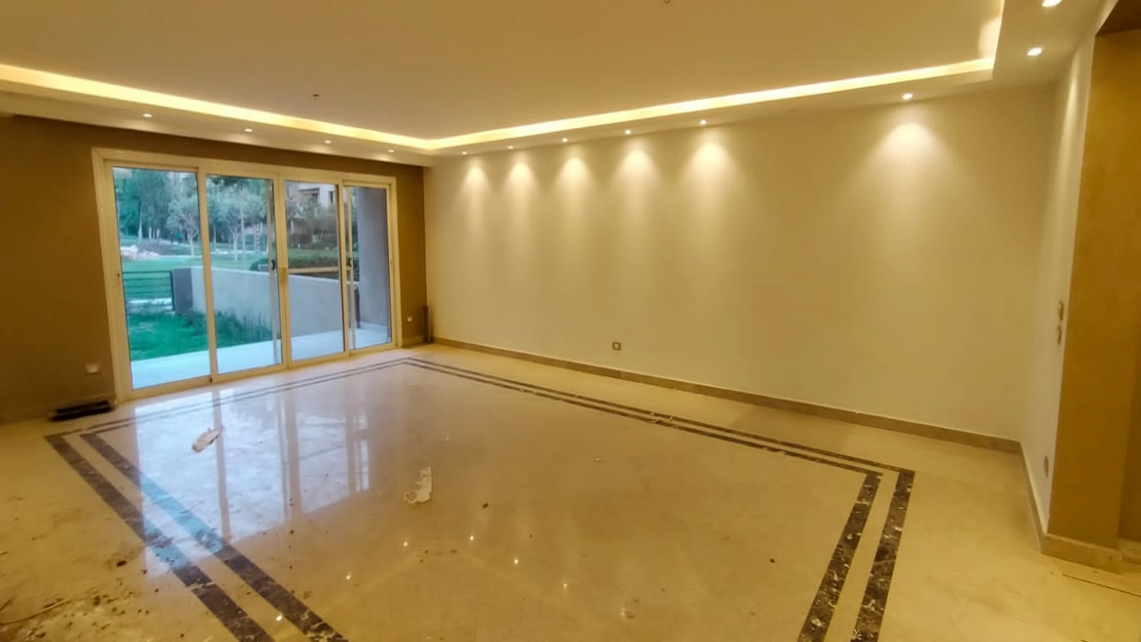 شقة للايجار نصف مفروش في كمبوند في التجمع 4 غرف نوم و4 حمام وريسبشن 4 قطع ومطبخ