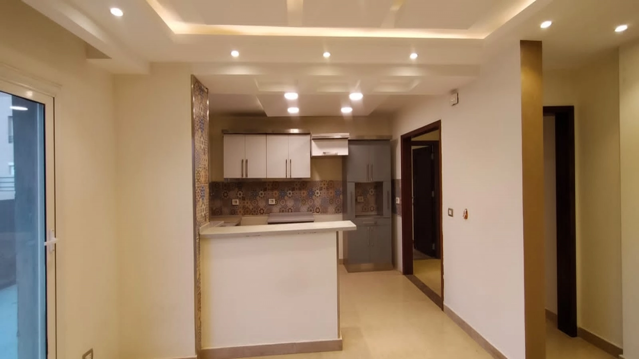 شقة للايجار نصف مفروش في كمبوند في التجمع 4 غرف نوم و4 حمام وريسبشن 4 قطع ومطبخ