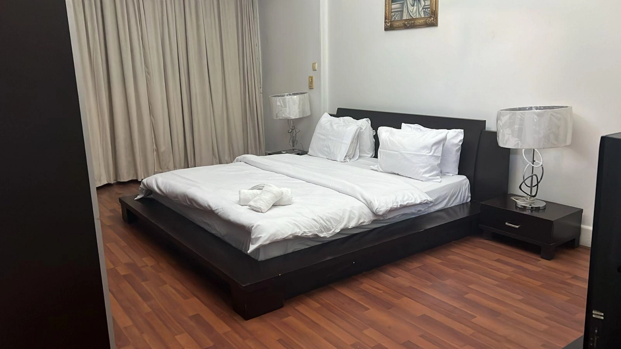 شقة للاجار مفروشة في الزمالك  مكونة من 3 غرفة وريسبشن 3 قطع ومطبخ كبير و2 حمام