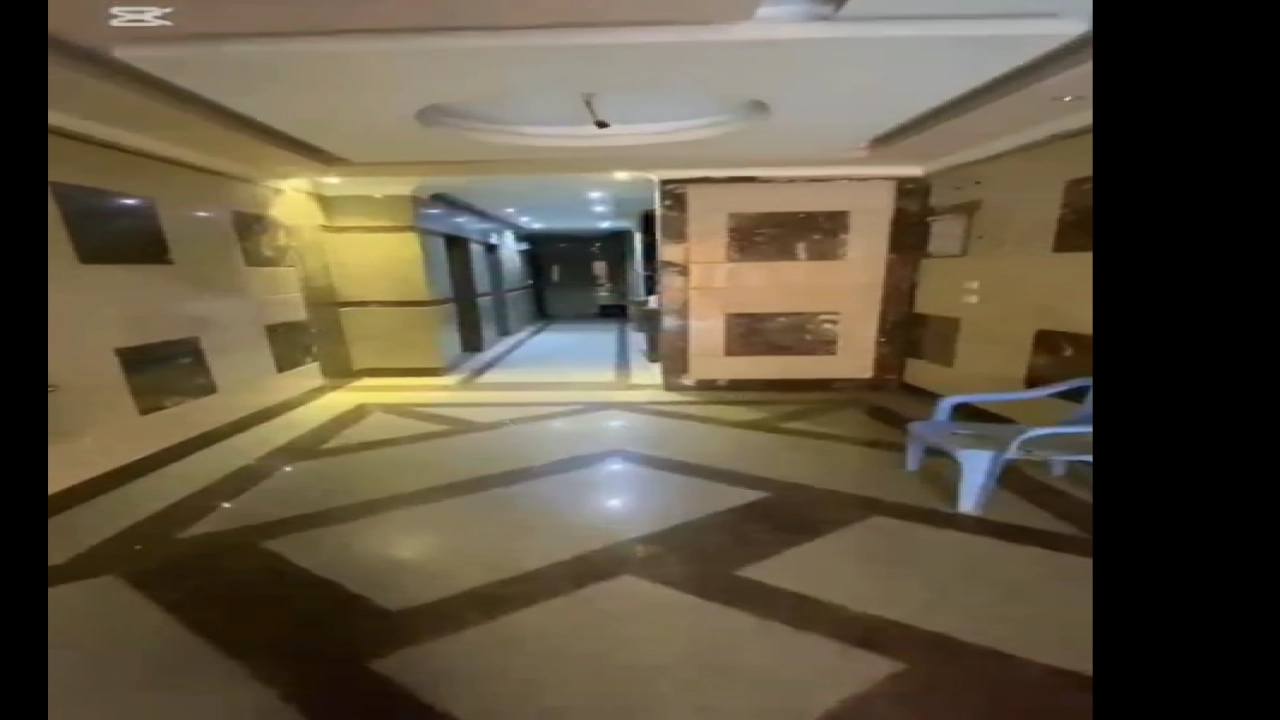 شقة مفروشة  للايجار مكونة من  3 غرف نوم و 2 حمام وريسبشن ومطبخ