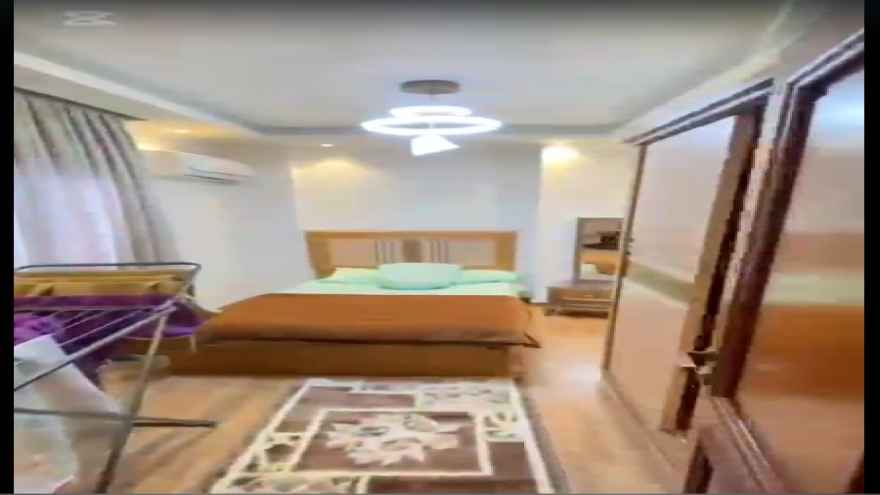 شقة مفروشة  للايجار مكونة من  3 غرف نوم و 2 حمام وريسبشن ومطبخ