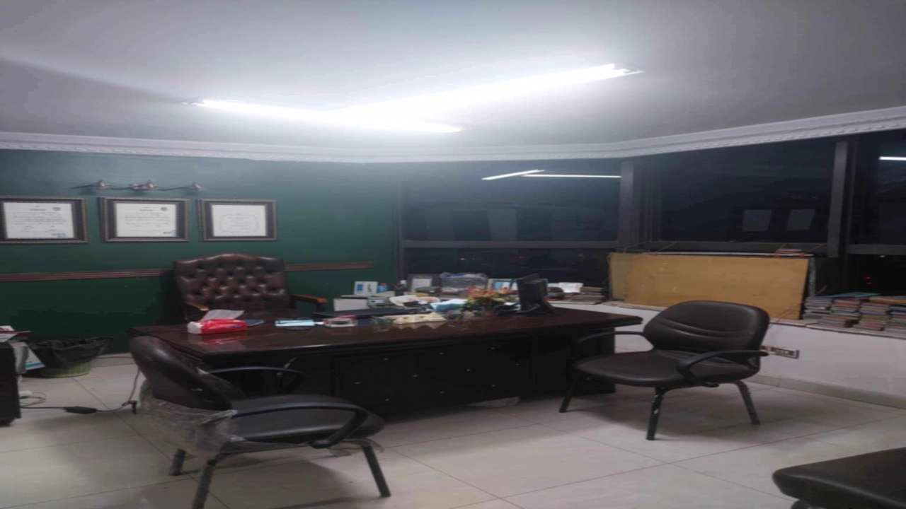 شقه للبيع ات  تصلح اداري او سكني مكونه من 3غرف 2حمامريسبشن 2 قطع ومطبخ في حي مميز بالمهندسين وقريبة من كل الخدت