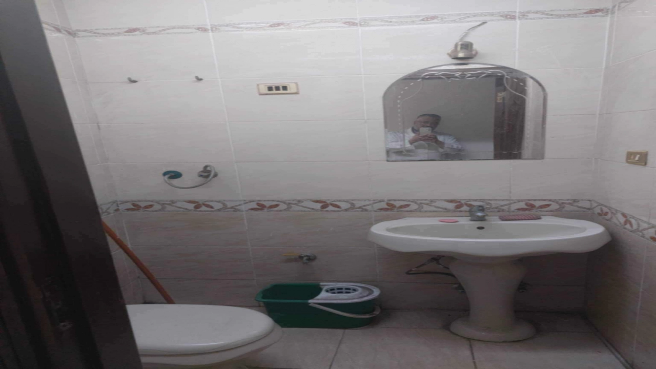 شقه للبيع ات  تصلح اداري او سكني مكونه من 3غرف 2حمامريسبشن 2 قطع ومطبخ في حي مميز بالمهندسين وقريبة من كل الخدت