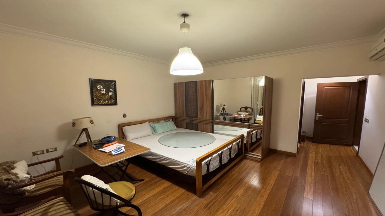 فيلا للايجار مفروشه مكونه من 3 ادوار ارضي واول وروف وريسبشن وحمامات ومطبخ والروف