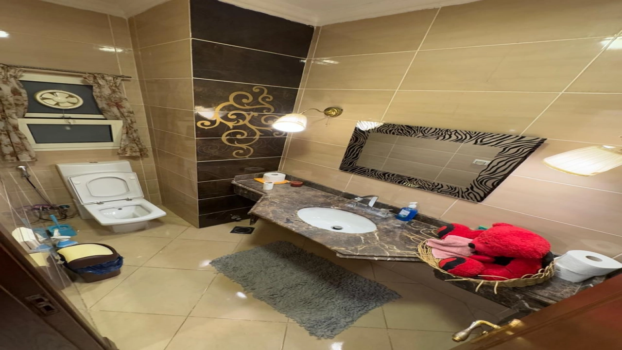 فيلا للايجار مفروشه مكونه من 3 ادوار ارضي واول وروف وريسبشن وحمامات ومطبخ والروف