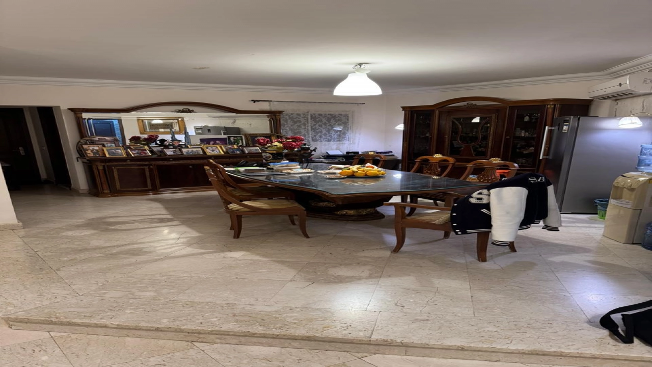 فيلا للايجار مفروشه مكونه من 3 ادوار ارضي واول وروف وريسبشن وحمامات ومطبخ والروف