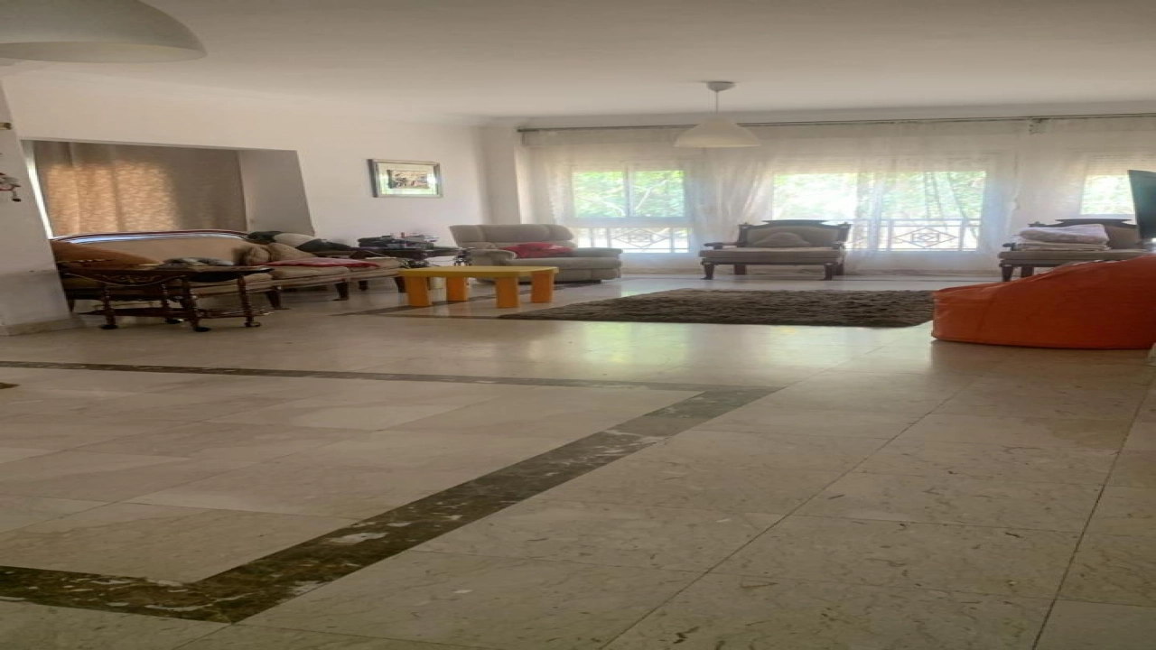 فيلا للايجار مفروشه مكونه من 3 ادوار ارضي واول وروف وريسبشن وحمامات ومطبخ والروف