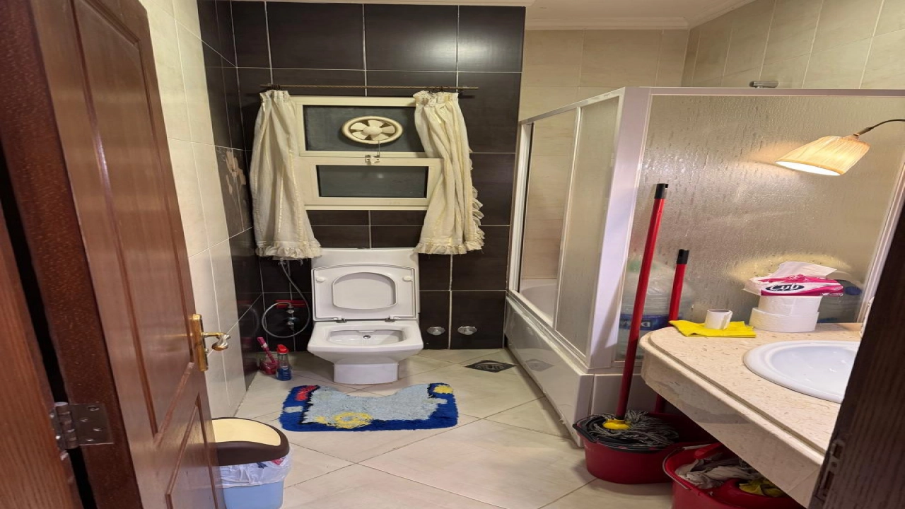 فيلا للايجار مفروشه مكونه من 3 ادوار ارضي واول وروف وريسبشن وحمامات ومطبخ والروف