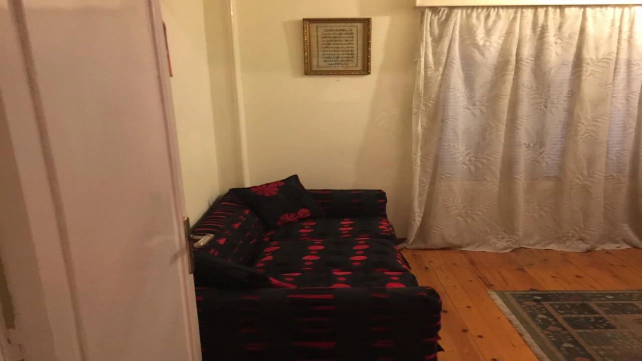 شقة مفروشة للايجار مكونة من 2 غرف نوم  و2 حمام وريسبشن  في مصر الجديدة  وقريبة من كل الخدمات