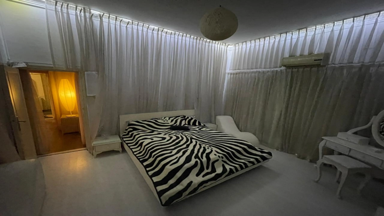 شقة مفروشة للايجار مكونة من 2 غرفة نوم وريسبشن وحمام قريبة من كل الخدمات في حي مميز بالزمالك