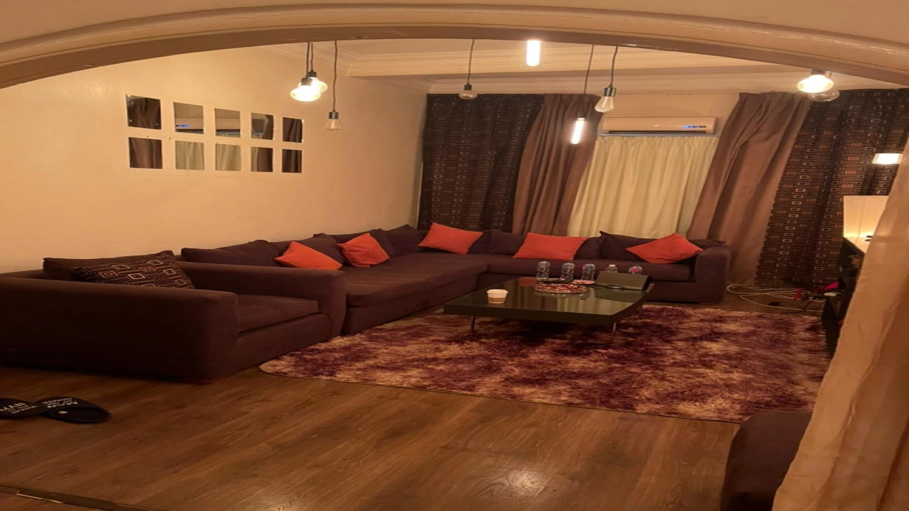 شقة مفروشة للايجار مكونة من 2 غرفة نوم وريسبشن وحمام قريبة من كل الخدمات في حي مميز بالزمالك