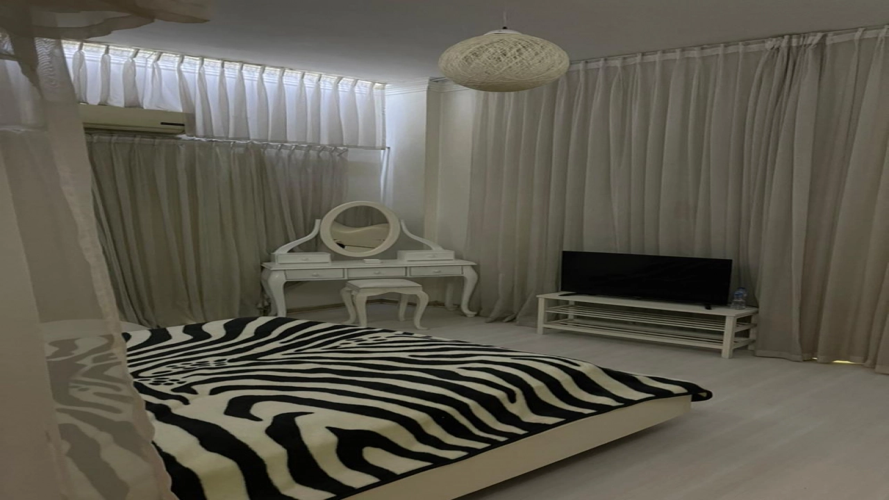 شقة مفروشة للايجار مكونة من 2 غرفة نوم وريسبشن وحمام قريبة من كل الخدمات في حي مميز بالزمالك