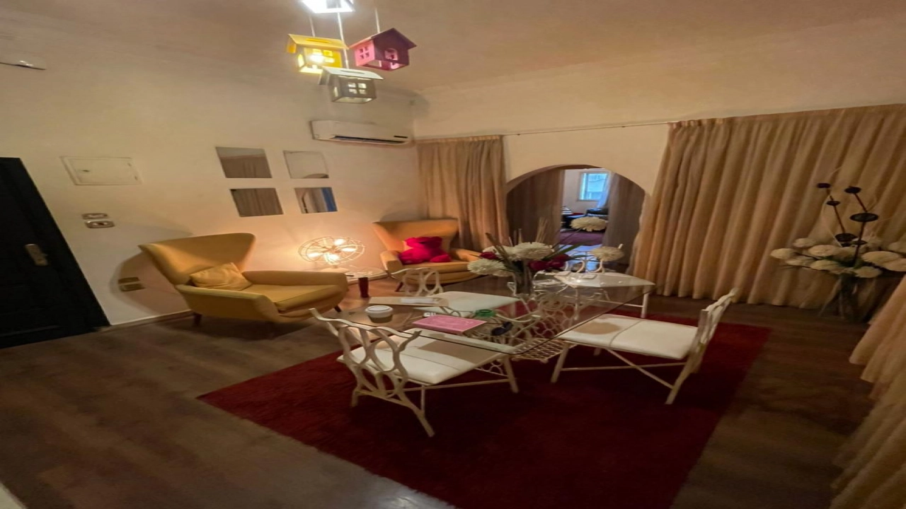 شقة مفروشة للايجار مكونة من 2 غرفة نوم وريسبشن وحمام قريبة من كل الخدمات في حي مميز بالزمالك