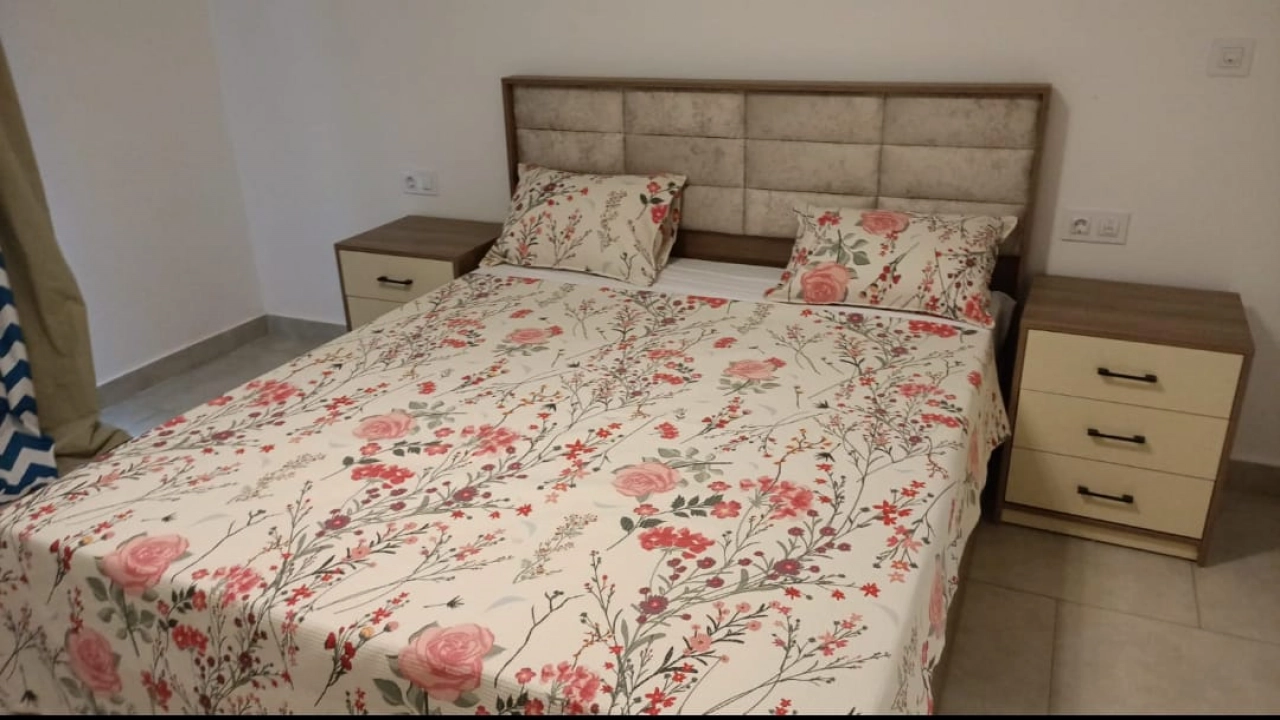 شاليه للايجار في مراسي جريك ارضي بجاردن 2 غرفه