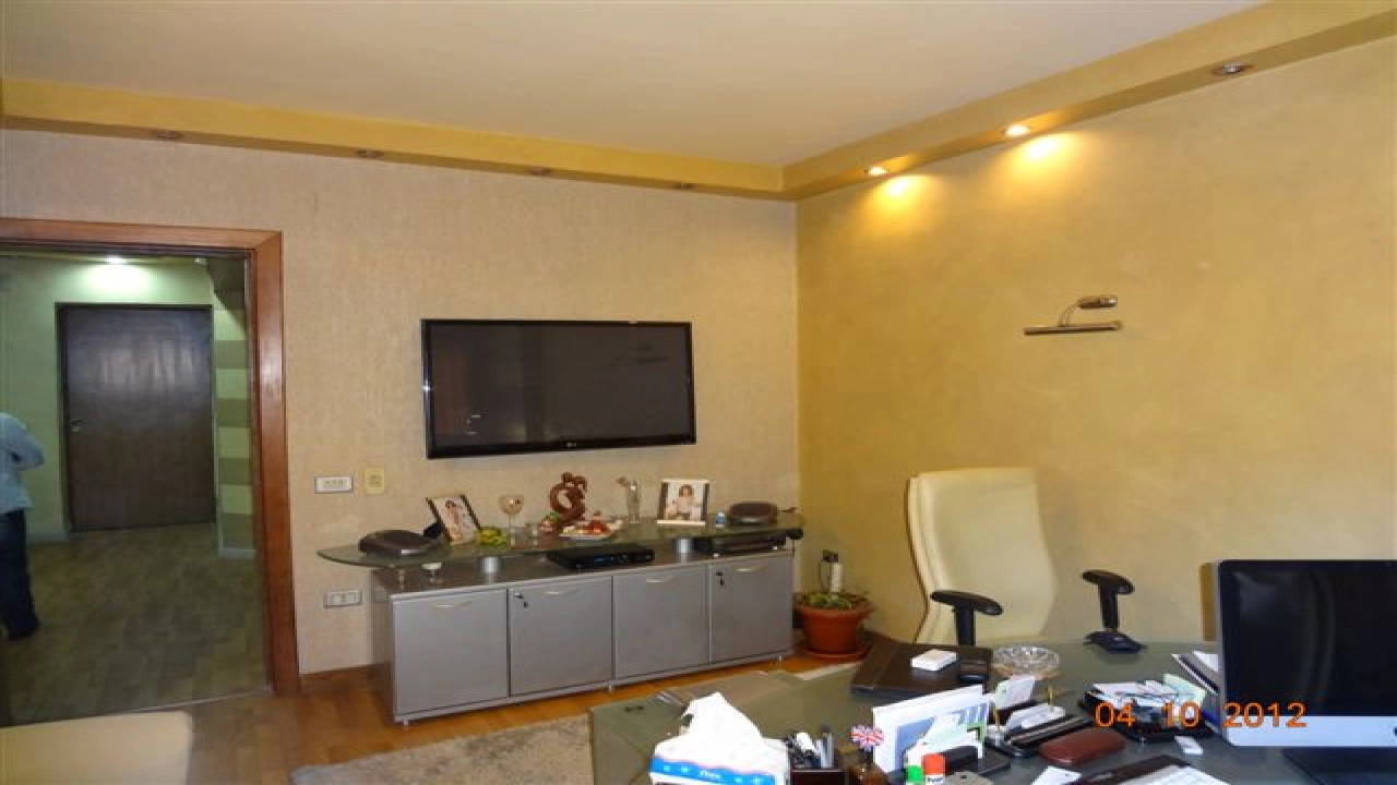 شقه للايجار ارضى تصلح مكتب بالزمالك