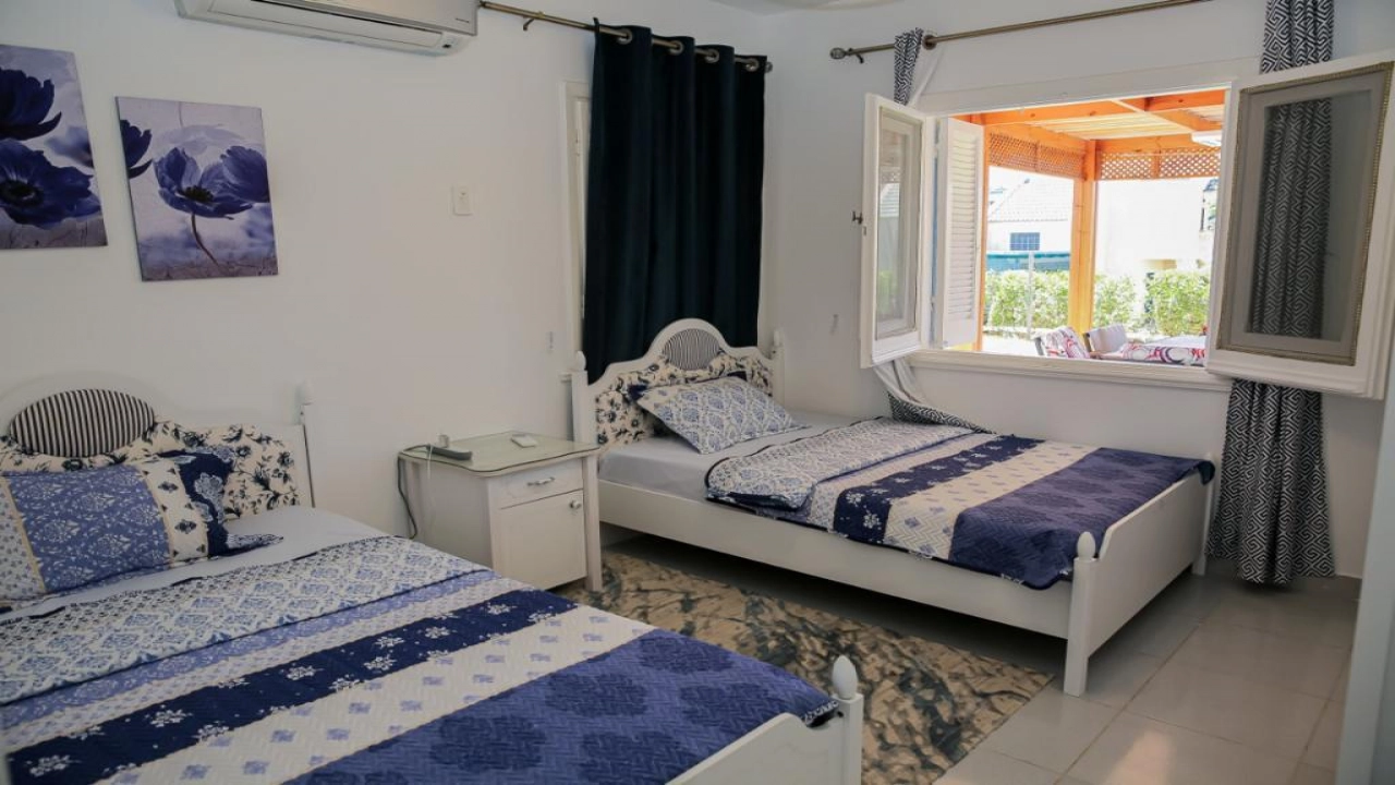 شاليه للايجار في قريه مينا4 3 غرف ارضي بجاردن