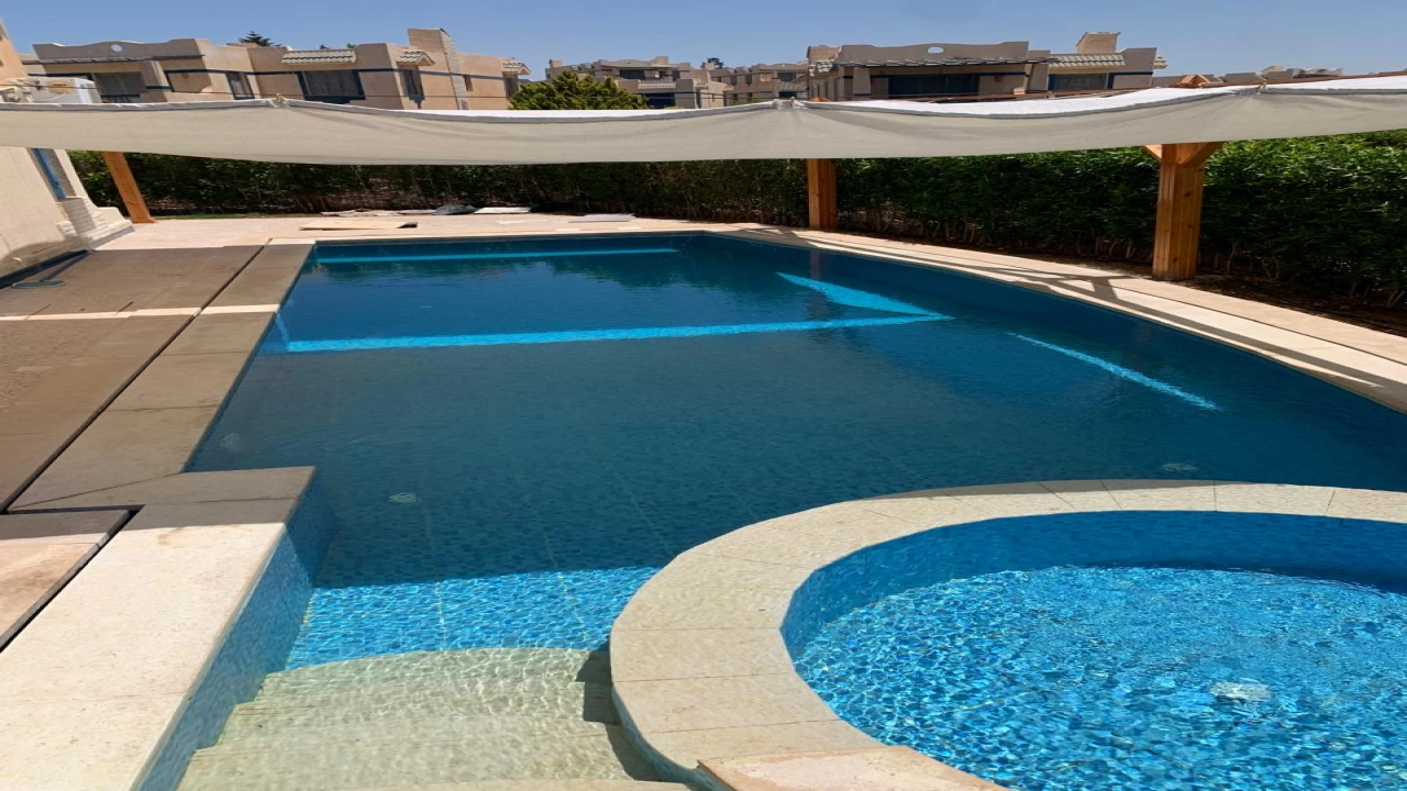 شاليه للايجار في قريه مينا4 3 غرف ارضي بجاردن