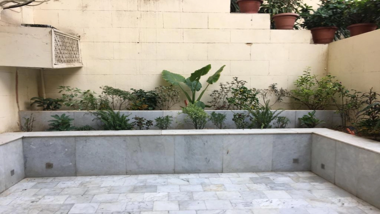 شقة قانون جديد للإيجار تصلح إداري أو سكني - دور أرضي مدخل خاص