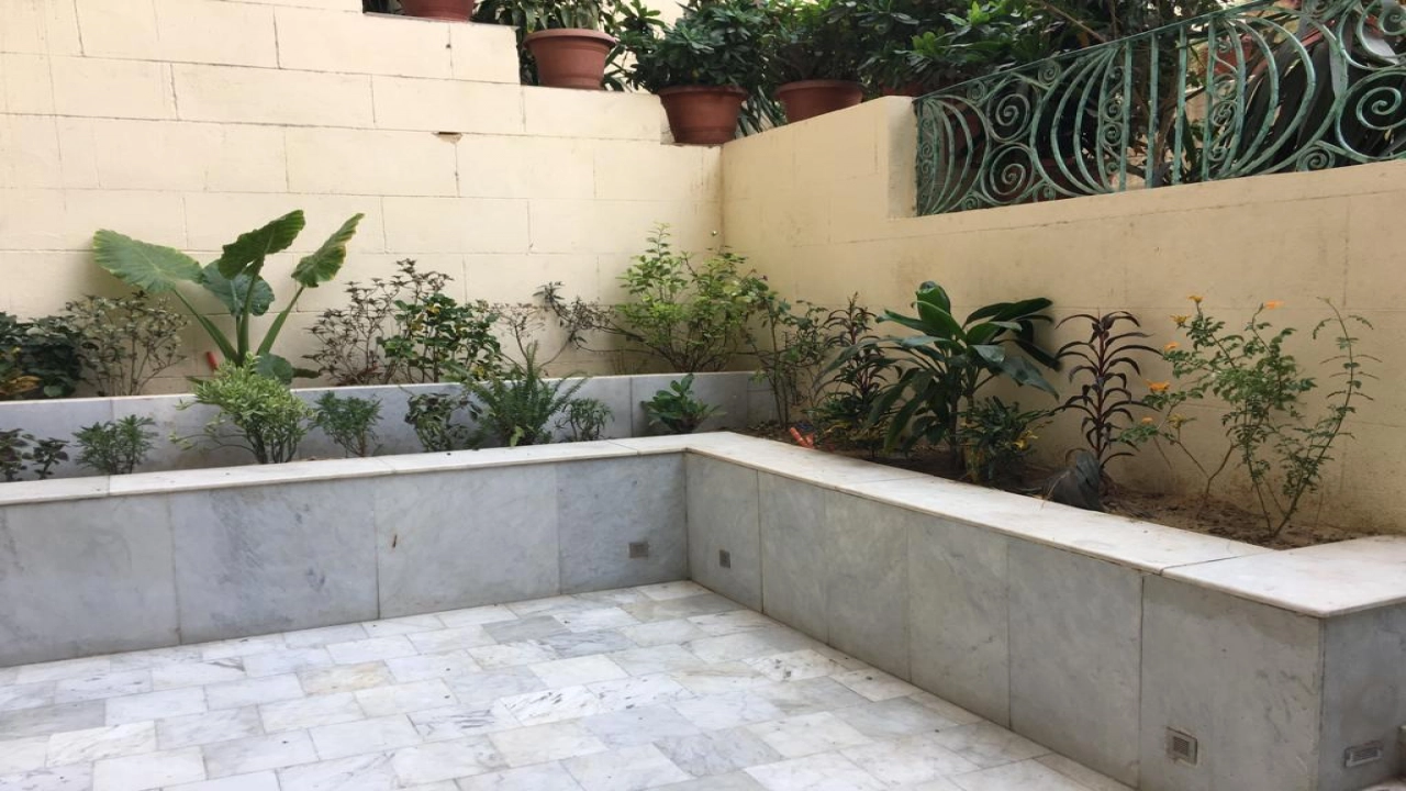 شقة قانون جديد للإيجار تصلح إداري أو سكني - دور أرضي مدخل خاص