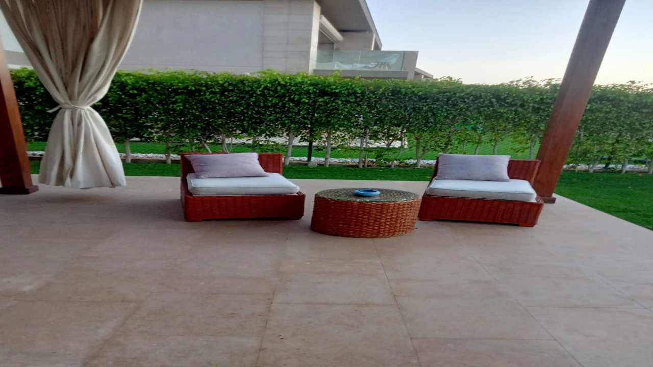 شاليه للايجار في صوان ليك راس الحكمه ارضي بجاردن 3 غرف