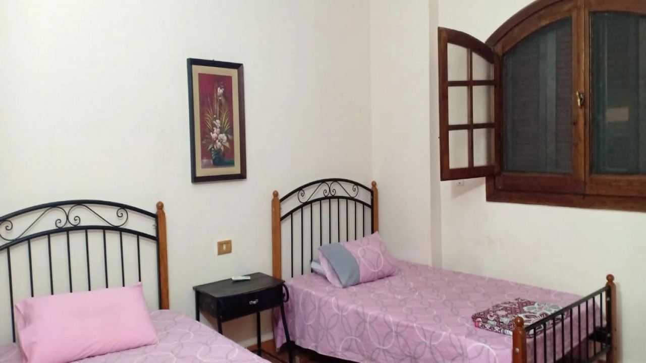 شاليه للايجار في قريه اللوتس الساحل الشمالي الدور الارضي غرفتين