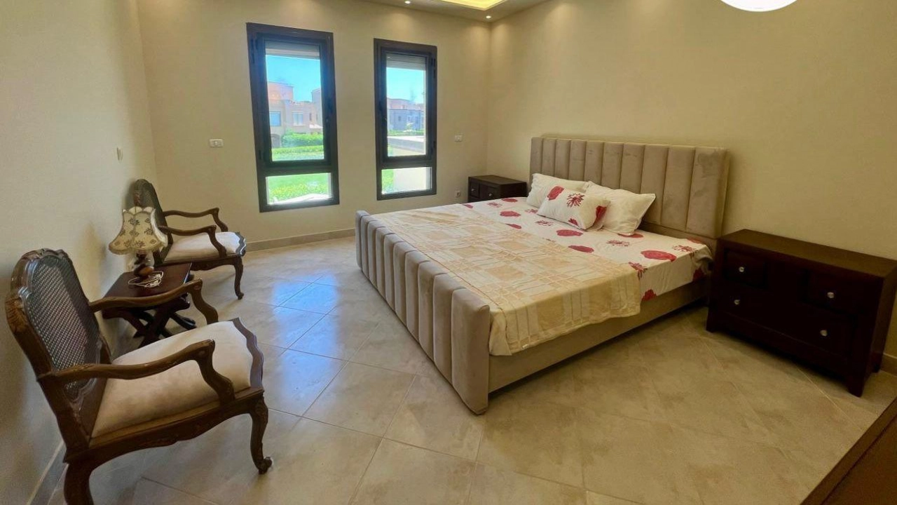 شاليه للايجار ارضي بجاردن في مراسي فيرونا 4 غرف