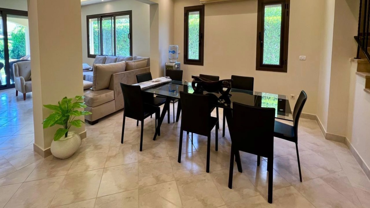 شاليه للايجار ارضي بجاردن في مراسي فيرونا 4 غرف