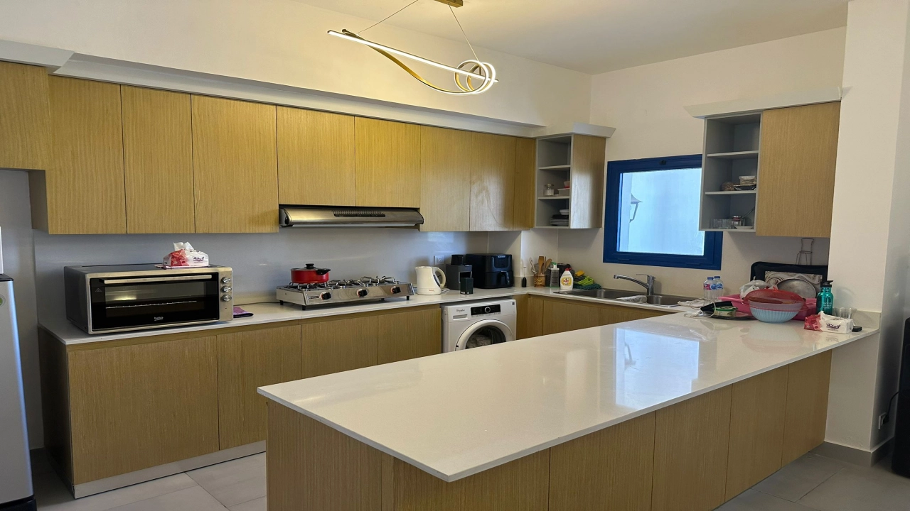 فيلا للايجار في مراسي جريك 4 غرف