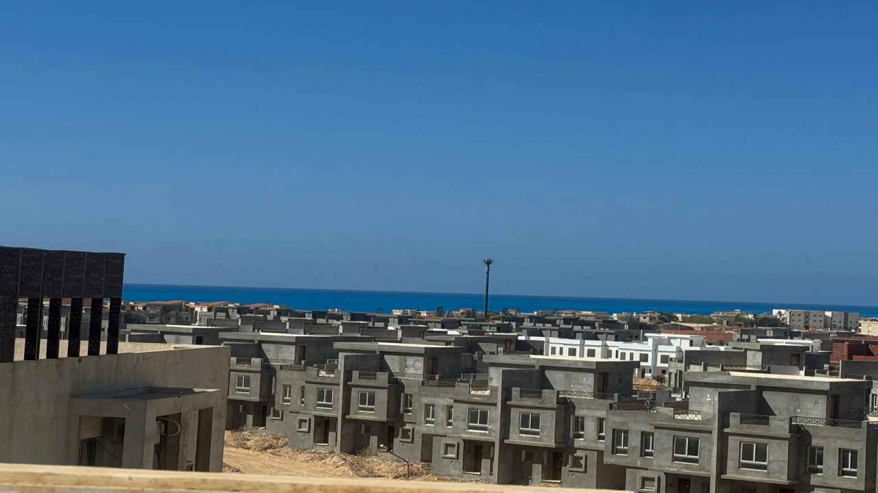 شاليه علوي بروف للبيع في قريه مينا 4 مكون من 3غرف