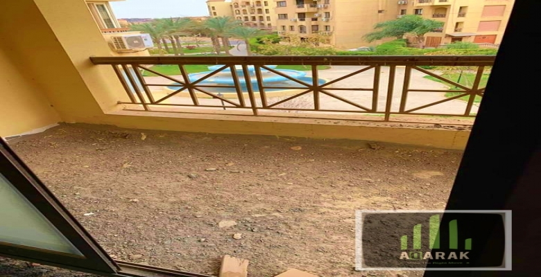 للبيع شقه ١٧٢ م دور ثاني ب اسانسير بكمبوند حي الاشجار نصف تشطيب