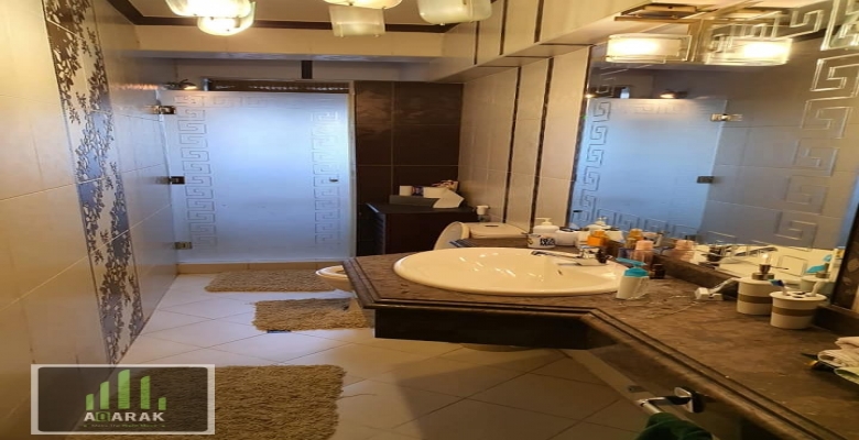 شقه + حديقه حي الاشجار اكتوبر  المساحه : 172م حديقه : 300 م