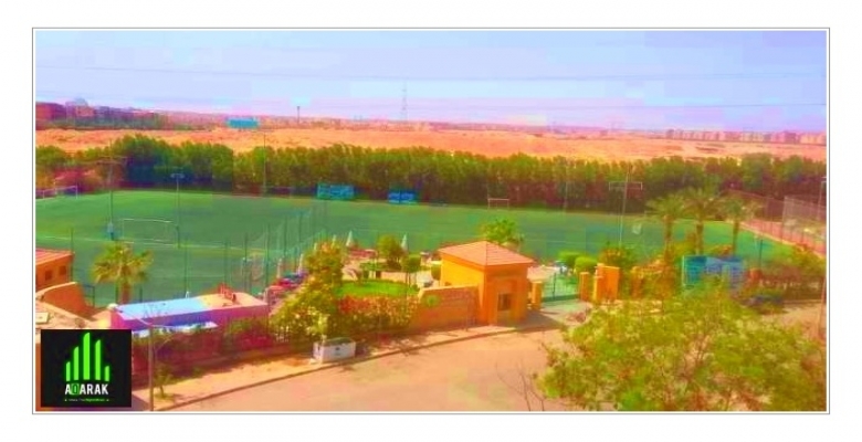 للبيع ١١٧ متر موقع مميز في كمبوند حي الاشجار أمام دريم لاند . نصف تشطيب