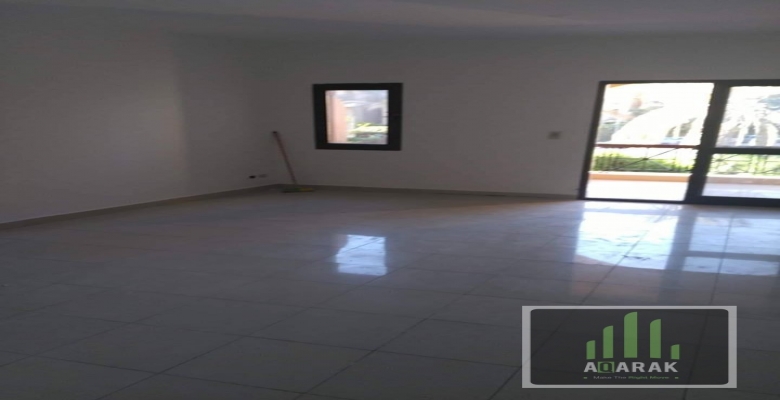 شقه 135 م بكمبوند حي الاشجار تشطيب الشركه بالدور الاول للبيع تتكون من ٣ غرف نوم و ٢ حمام ورسبشن ٢ قطعه ومطبخ وبلكونه كبيرة في مكان رائع داخل الكومباوند يتميز بالامان والهدوء بكومباوند حي الاشجار امام دريم بارك ودريم لاند علي طريق الواحات مباشر وقريب من مو