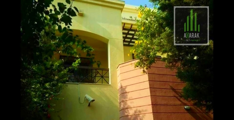 بحي الاشجار للبيع بينت هاوس ٢٠٢م٢ + روف ٧٥ م نصف تشطيب على المحارة بلدور الخامس والعمارة يوجد بها أسانسير وجراج أسفل العمارة به مكان ملك الوحدة مخصص لها بالإضافة الى أماكن باركينج حول المبنى الوحدة تتكون من مستويين المستوى الأول به ريسيبشن كبير يكفى ٣ قطع