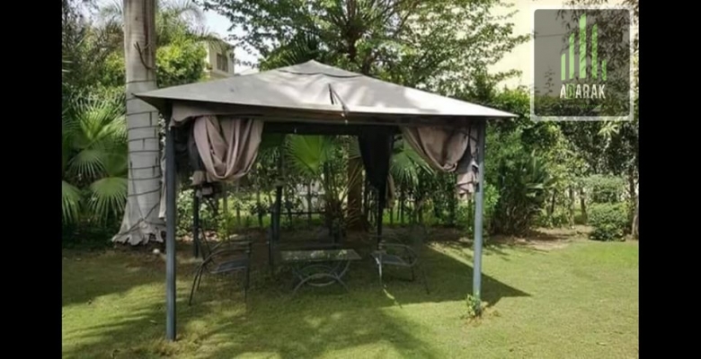 بحي الاشجار للبيع بينت هاوس ٢٠٢م٢ + روف ٧٥ م نصف تشطيب على المحارة بلدور الخامس والعمارة يوجد بها أسانسير وجراج أسفل العمارة به مكان ملك الوحدة مخصص لها بالإضافة الى أماكن باركينج حول المبنى الوحدة تتكون من مستويين المستوى الأول به ريسيبشن كبير يكفى ٣ قطع