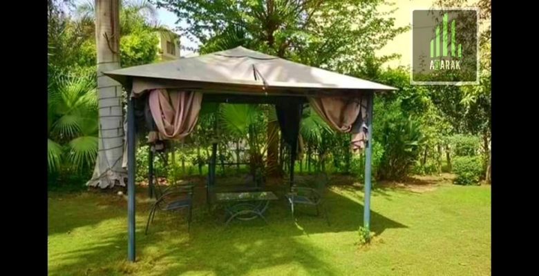 بحي الاشجار للبيع بينت هاوس ٢٠٢م٢ + روف ٧٥ م نصف تشطيب على المحارة بلدور الخامس والعمارة يوجد بها أسانسير وجراج أسفل العمارة به مكان ملك الوحدة مخصص لها بالإضافة الى أماكن باركينج حول المبنى الوحدة تتكون من مستويين المستوى الأول به ريسيبشن كبير يكفى ٣ قطع