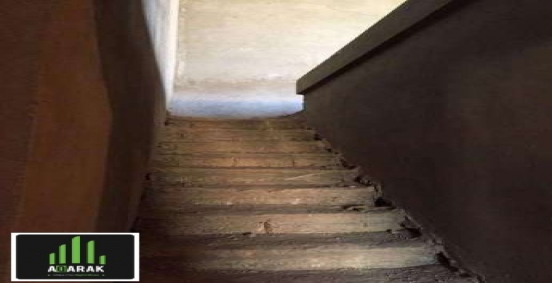 بحي الاشجار للبيع بينت هاوس ٢٠٢م٢ + روف ٧٥ م نصف تشطيب على المحارة بلدور الخامس والعمارة يوجد بها أسانسير وجراج أسفل العمارة به مكان ملك الوحدة مخصص لها بالإضافة الى أماكن باركينج حول المبنى الوحدة تتكون من مستويين المستوى الأول به ريسيبشن كبير يكفى ٣ قطع