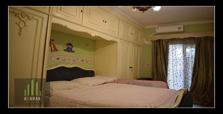 للبيع شقة مساحة ٢٣٤ متر حي الاشجار ، ٣ دقائق من مول مصر ، رسيبشن كبير ٤ قطع ، ٣ نوم ( منهم ١ سويت مع ليفنج ( او دريسنج ) و حمام ، ١ بحمام و تراس و الثالثة غرفة بمخزن كبير ) ، حجرة خادمة ، مخزن كبير ، مطبخ كبير بمنشر كبير مطل علي الباركنج، حمام ضيوف ، بالد