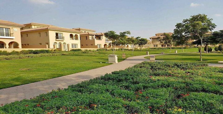 شقه للبيع بالتقسيط علي شارع التسعين بجوار AUC