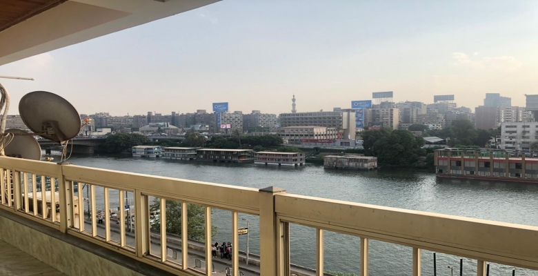 شقة للايجار مفروشة فرش حديث اطلالة علي النيل من كل الجوانب  تشطيب الترا سوبر لوكس في برج  ام كلثوم  .ابو الفدا الزمالك