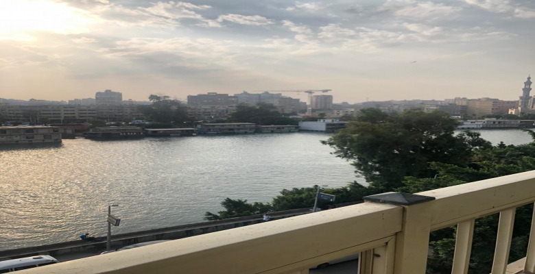 شقة للايجار مفروشة فرش حديث اطلالة علي النيل من كل الجوانب  تشطيب الترا سوبر لوكس في برج  ام كلثوم  .ابو الفدا الزمالك