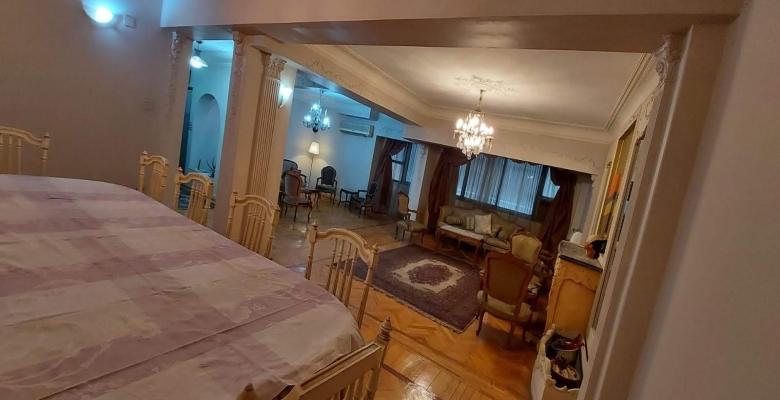 شقة للبيع بموقع مميز بالزمالك و للايجار 1300$ / An apartment is for sale in Zamalek in a prime location and for rent for 1300 USD