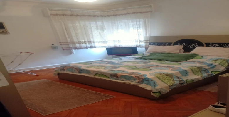 شقة للايجار في  موقع متميز الزمالك مكونة من 2 غرفة نوم  و2 حمام وسفرة ومطبخ  وقريبة من كل الخدمات