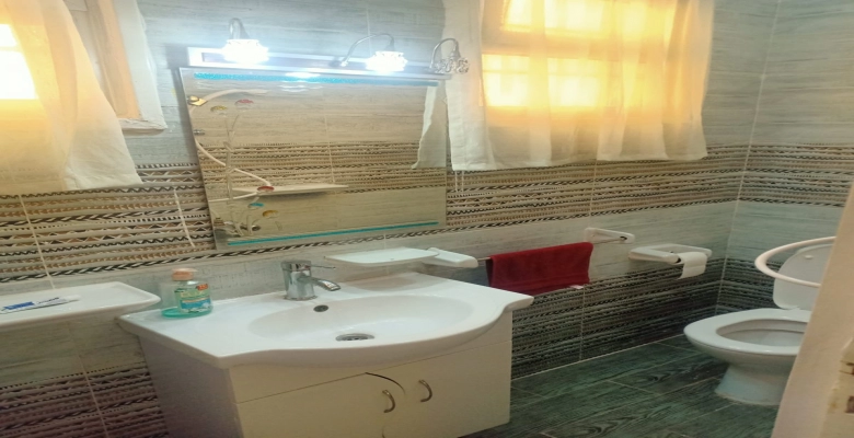 شقة للايجار في  موقع متميز الزمالك مكونة من 2 غرفة نوم  و2 حمام وسفرة ومطبخ  وقريبة من كل الخدمات