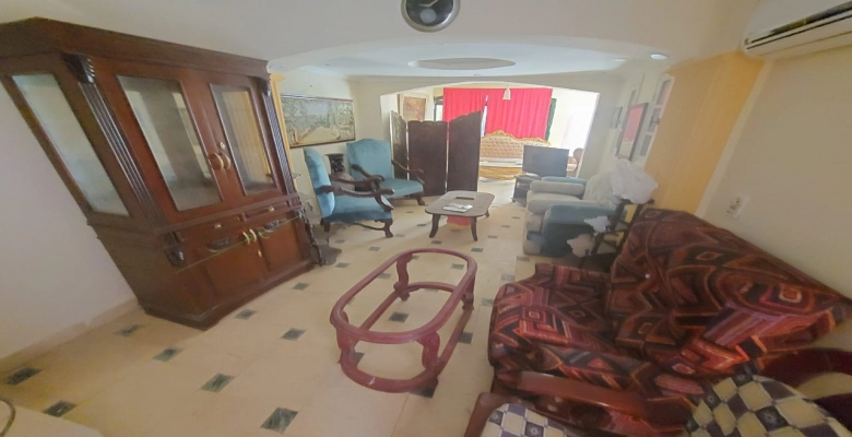 فيلا للبيع في موقع متميز بالشيخ زايد مكونة من 3 غرف نوم  و4 حمام و2 مطبخ  وريسبشن كبير و1 ليفنج الفيو بيطل علي الحديقة  وقريبة من كل الخدمات