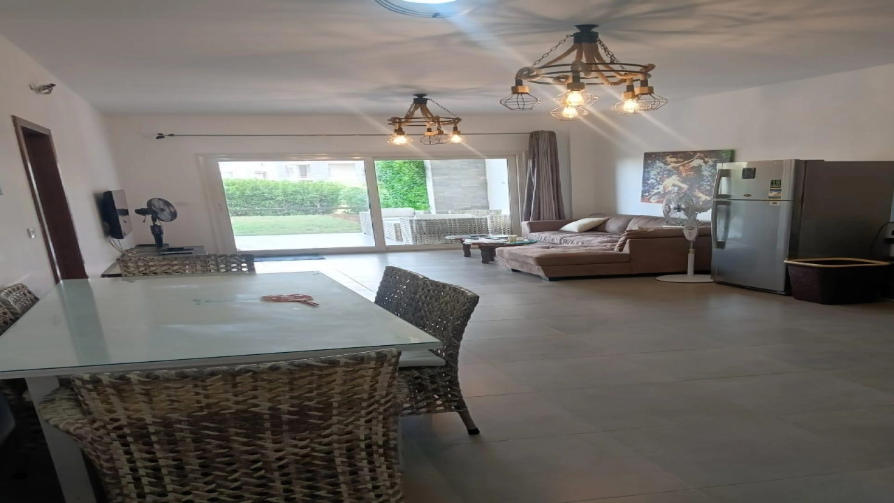 شالية للايجار 3 غرف اراضي بالحديقة  في قرية امواج الساحل الشمالي