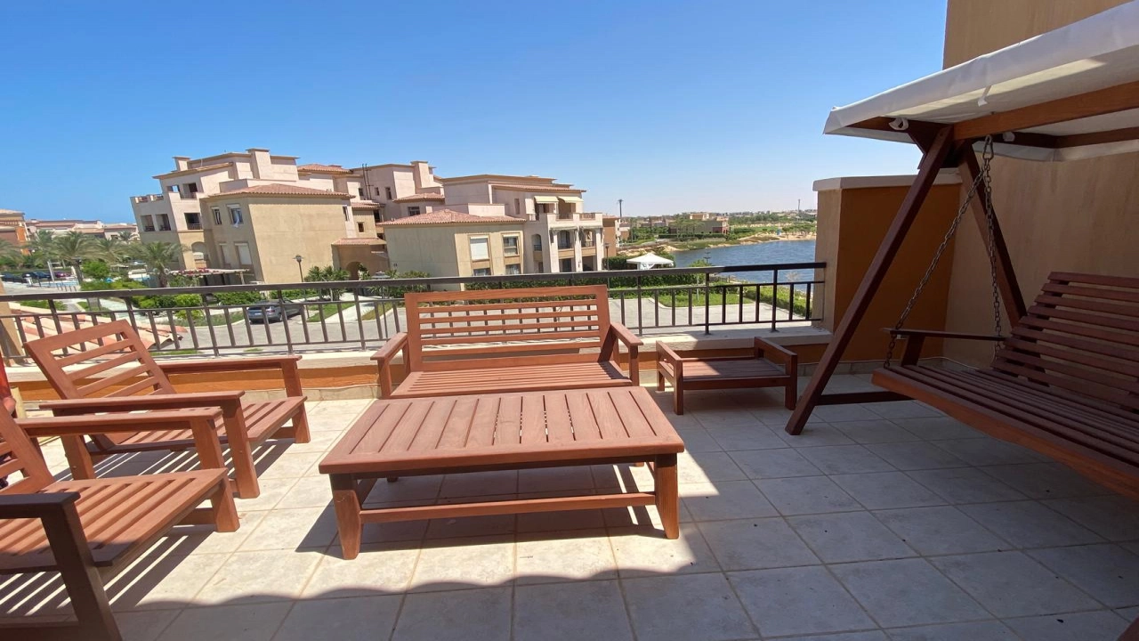 بنتهوس 2 غرفة للأيجار بالساحل الشمالي بقرية مراسي (فيردي)