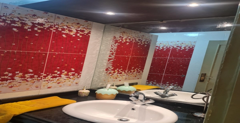 شقة مفروشة فرش فندقي مكونة من 3 غرف نوم و 3 حمام ريسبشن ومطبخ امريكيفي موقع مميز بالمهندسين وقريب من كل تاخدمات