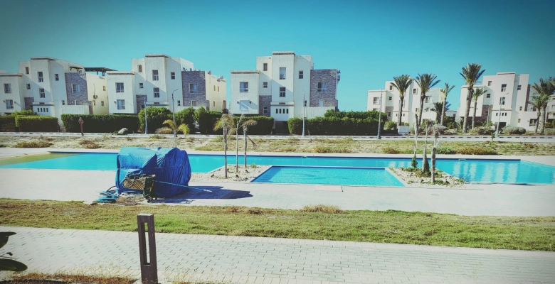 شالية للإيجار في قرية امواج الساحل الشمالي Chalet for rent in Amwaj North Coast Village